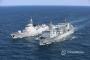 アデン湾を航行する052D型誘導ミサイル駆逐艦「銀川」に補給艦「魏山虎」が海上補給！
