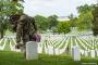 メモリアル・デー (戦没将兵追悼記念日)前に墓石に米国旗を置く歩兵第3連隊の兵士たち！