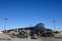 B-52Hストラトフォートレス戦略爆撃機に巡航ミサイルを素早く正確に搭載する航空要員！