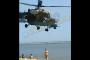 ロシア軍攻撃ヘリが超低空飛行でマリウポリ方面へ…ビーチでくつろぐ人々もびっくり！