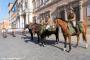 イタリア陸軍の騎兵学校創立200周年を祝い、ローマのシエナ広場まで騎馬行進！