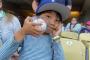 大谷のホームランが顔面に直撃したノブヨシ君(6歳)、日本帰国前に大谷からサイン入りボールを貰う。