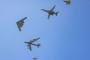 7機種編隊を率いる米空軍のB-2スピリット戦略爆撃機…マイアミビーチ上空！