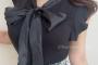 【画像】えっろいお胸のお姉さん、服を捲ってブラを見せてしまう