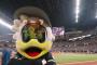 マーくん、新庄監督のスクイズグラサンをいじる