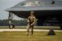 米空軍保安部隊の一等空曹、B-2スピリットステルス爆撃機の乗員交代のため警戒区域を設定！