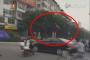 【動画】中国の朝のラッシュ時にスクーターのババアが赤信号の交差点に突っ込み、車の上で踊り出す