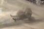 【動画】韓国の過激デモ隊が鉄パイプや梯子で警察バスの窓を割ったり、警察車両に放火を試みる→警察のカプサイシン入り放水砲で重体に（閲覧注意）