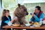 【画像】巨大な熊と共に生活をしているロシアの夫婦が衝撃的すぎるｗｗｗｗｗｗｗ