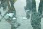 【画像】中国の「ガラス張りの橋」 ハンマーで叩いて安全性を確かめた結果ｗｗｗｗｗｗｗ