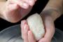 他人の作ったおにぎり食える？おにぎり3時間後　水だけ手洗いは雑菌数100万個以上に