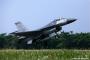 飛行訓練を終えた台湾空軍のF-16戦闘機に機体トラブル…嘉義空港が一時閉鎖！