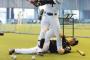 中日小笠原、友永に体を張った指導をする