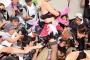 【悲報】最近のコスプレ業界がヤバい。過度な露出とそれに群がるオタクども。規制するか？（画像あり）