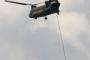 米軍UH-1ヘリが兵士をワイヤーでつり下げ国道の上空通過…沖縄防衛局が抗議！