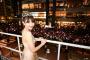 小嶋陽菜、劇場バルコニーからの挨拶の最後の様子をご覧ください