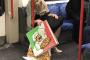 【悲報】まんさん、電車内でピザをぶちまけてしまうｗｗｗｗｗｗ