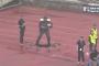 【動画】サッカーのボールの渡し方が衝撃的すぎる・・・空飛んどる・・・
