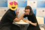 【悲報】写真会でがっつりヲタクの手にアゴをのせてるおばさんメンバーが見つかるwwwwwwwwww