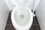 トイレの掃除は週1回。私『掃除しても尿の臭いが消えない…。床を徹底掃除しよう』→洗剤を床一面ベチャベチャになる程かけた→すると、黄色いモノがジワジワ出てきて・・・・・