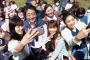 【画像】安倍首相、若い女の子に囲まれてデレデレした顔を撮られてしまうｗｗｗ 	