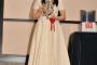 【芸能】橋本環奈　エスニック刺　しゅうが華やかな白ドレス姿　花柄レースパンプスでエレガントに