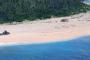 砂浜にSOS、オーストラリア軍ヘリが無人島で発見…ボートに乗船中に消息不明！