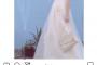 【悲報画像】女さん、友人の結婚式に片出し白ドレスを着て行き炎上
