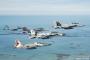 キーウェストの美しい海上を米海軍戦闘機が編隊飛行！