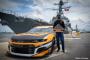 NASCARドライバーが米海軍ミサイル駆逐艦を訪問…特別塗装のレースカーを披露！