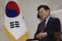 韓国人「（衝撃）日本の公式の席上で耳をほじくる李在明」