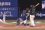 藤浪、内山の背中を通過する大暴投