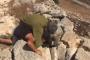 イスラエル軍兵士がパレスチナ人少年を羽交い締め動画公開で波紋！