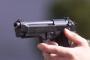 素人に拳銃は当てられないっていうやついるけどさ