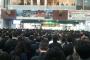 人身事故に混乱する駅で撮影された、「権力者」と「庶民」の差を感じさせる1枚