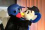 つば九郎とドアラ、ディナーショーでキスしていた