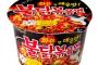 韓国人「日本の歌手に韓国のカップラーメンを食べさせて暗殺を企てたガールズグループAが話題に」