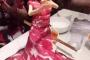 中国人、人形に肉のドレスを着せて一枚ずつはがして食べるという遊びを始める