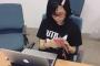 【欅坂46】長濱ねるが撮影したMacBookをクールに扱う尾関梨香がカッコ良すぎるｗ 出来る女社長感ｗｗ