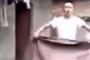 【失敗】中国人が消えるマジックをしようとして痛い思いをする動画