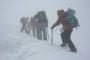 友人に騙され、雪山で遭難し仲間はすでに下山！俺『ここで寝たら死ぬ・・・』氷漬けの遺体を発見した俺はその人の寝袋を・・・