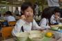 【画像】小学校の給食に1枚6000円のステーキが出される。女児もにっこり