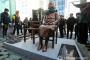 釜山の慰安婦像、台座が歩道上にセメントで固定される