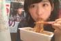 こんなに可愛くカップやきそばを食べる女の子見たことない