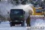 「冷たーい」…自衛隊から沖縄の子供たちに雪のプレゼント、八甲田山から雪約260キロを輸送！