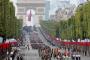 フランスで革命記念日恒例の軍事パレードが開催、欧州の軍事協力関係を誇示…終了後には抗議デモも！