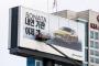グリーンピースの活動家、バ韓国・現代自動車の看板にメッセージを貼り付ける!!