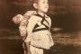 海外「感情を揺さぶる写真…」第二次大戦で亡くなっている弟を背負い火葬を待つ日本の男の子に海外心痛（海外反応）