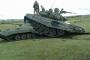 ロシア軍のT-72B主戦戦車がBMP-2戦闘戦車に衝突し大破！