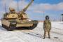 米陸軍のM1A2エイブラムス戦車とM2ブラッドレー歩兵戦闘車が冬季砲撃演習の準備中！